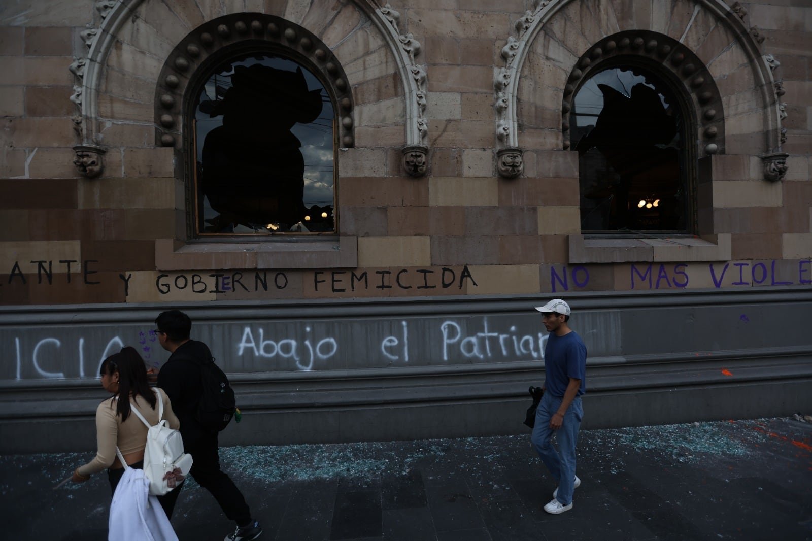 Feministas Bloqueos Eje Central Tras Riña Con Comerciantes en Avenida Juárez; Causan Destrozos en Bellas Artes y El Palacio Postal | El universal