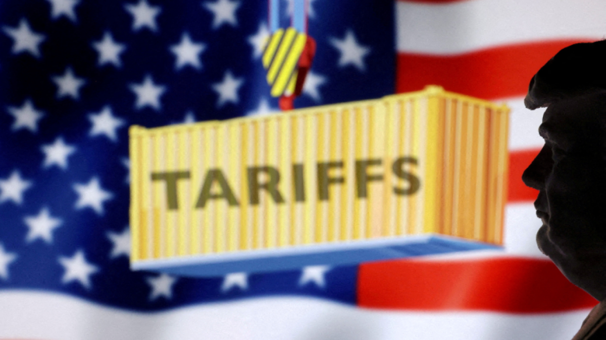 Trump firma decreto para imponer los nuevos aranceles a camiones y autobuses importados