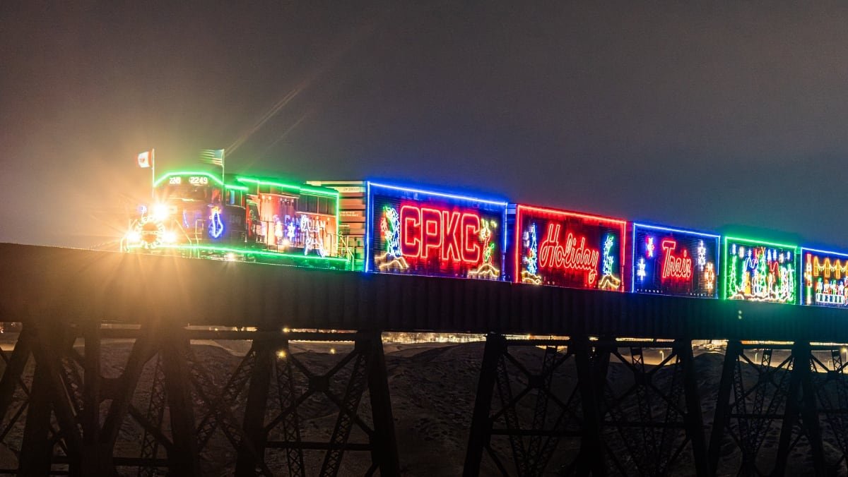 (VIDEOS) ¿Viene del Polo Norte? Así fue el paso del Tren Navideño de Canadian Pacific por México