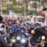 Rugen los motores en el desfile de la Semana de la Moto