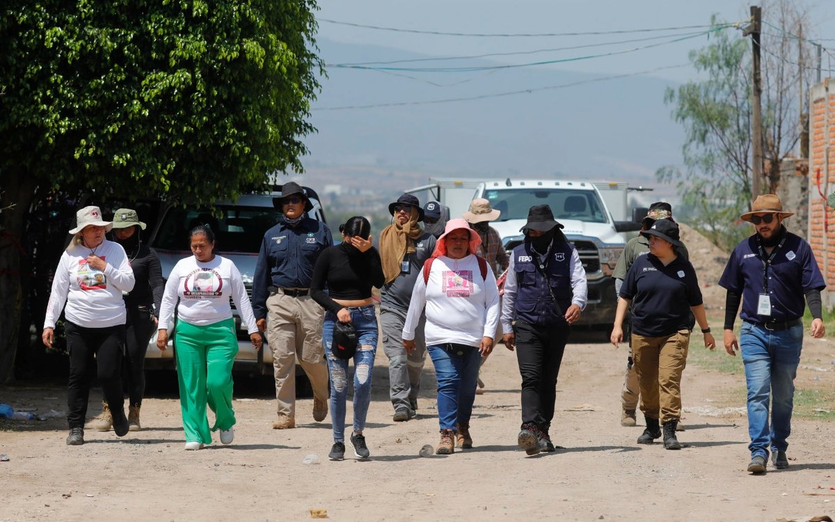 Madres buscadoras encuentran 60 bolsas con restos humanos en fosa de Jalisco
