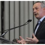 Alista APEX premio a Andrés Conesa por su trayectoria en aviación