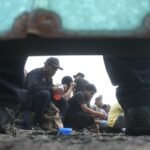 Sobreviviendo al narco: Migrantes deportados a México están en riesgo por los cárteles, según HRW