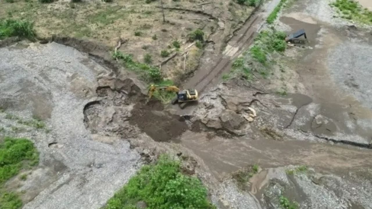 Colapsa puente provisional entre Puebla y Veracruz por crecida del río San Marcos; incomunicadas decenas de comunidades