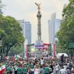 Festejos en el Ángel, mezclados con dolor de buscadoras y lluvia