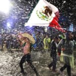 ¡Como patos! Más de 800 mil aficionados celebran bajo la intensa lluvia el triunfo de la Selección